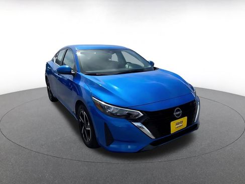 Used 2025 Nissan Sentra SV image 3