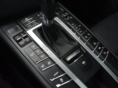 Certified 2018 Porsche Macan image 25