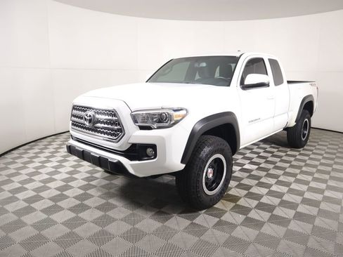 Used 2017 Toyota Tacoma TRD Off-Road image 1