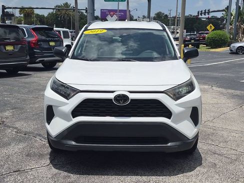 Used 2019 Toyota RAV4 LE FWD image 2