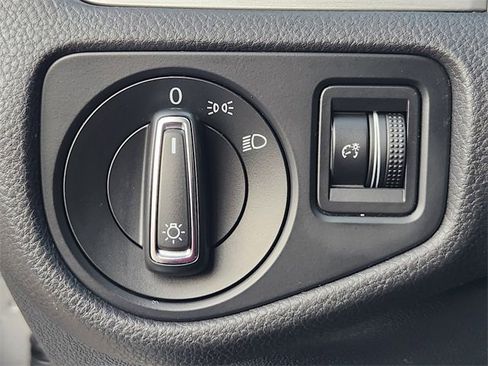 Used 2015 Volkswagen Golf TDI S image 20