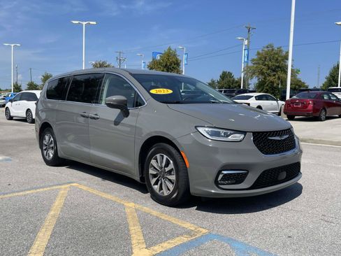 Used 2023 Chrysler Pacifica Touring-L FWD image 1