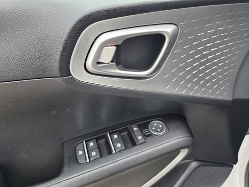 Certified 2025 Kia Soul LX w/ LX Technology Package FWD image 16