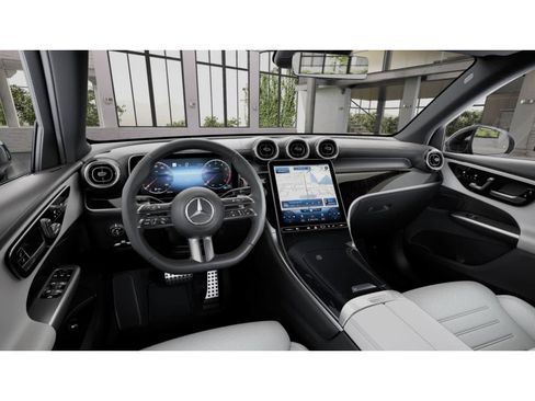 Used 2026 Mercedes-Benz GLC 300 image 2