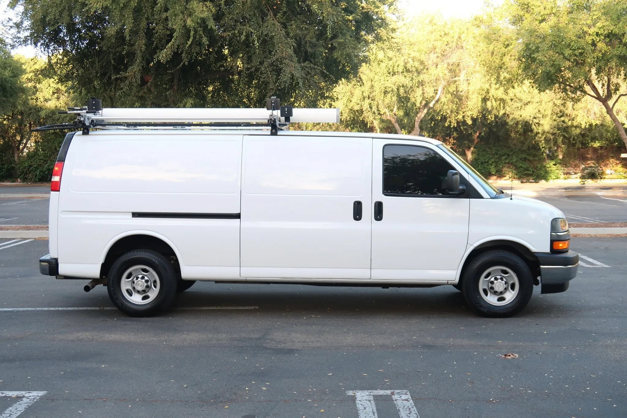 Used 2017 Chevrolet Express 2500 Extended RWD image 9