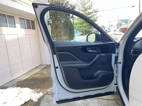 Used 2018 Jaguar F-PACE R-Sport image 12