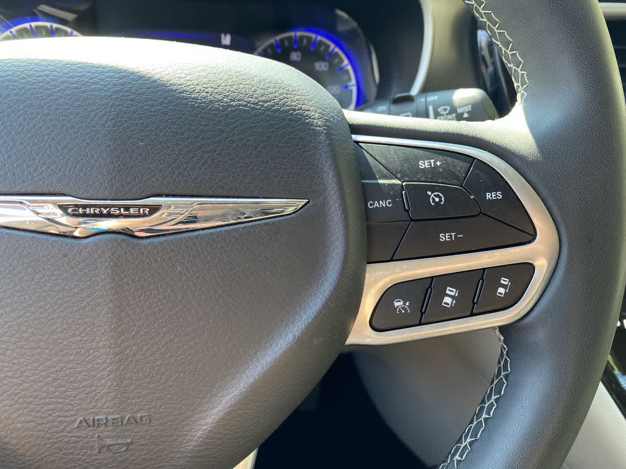 Used 2023 Chrysler Pacifica Touring-L FWD image 21