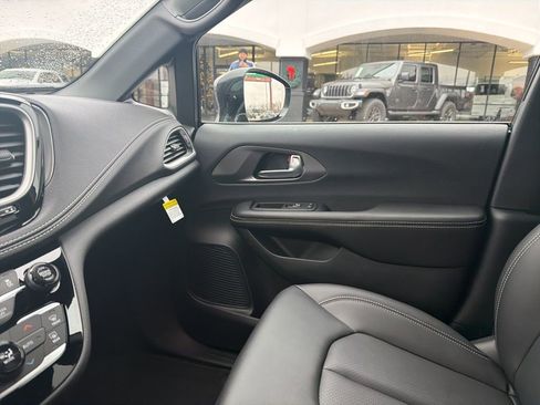 New 2026 Chrysler Pacifica Select image 29