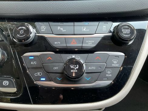 Used 2023 Chrysler Pacifica Touring-L FWD image 26