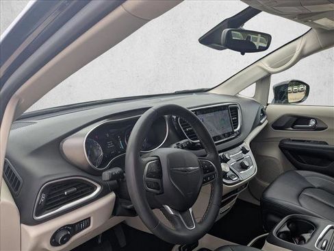 Used 2024 Chrysler Pacifica Touring-L FWD image 10
