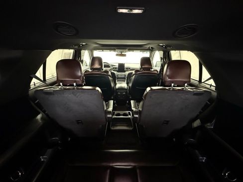 Used 2020 Ford Explorer Platinum w/ Premium Technology Package image 32