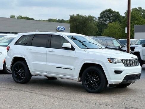 Used 2018 Jeep Grand Cherokee Altitude AWD/4WD image 29
