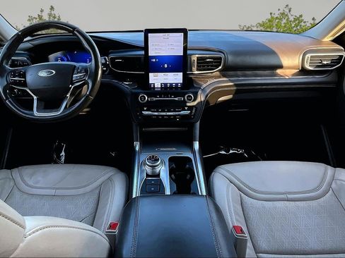 Used 2020 Ford Explorer Platinum w/ Premium Technology Package image 16