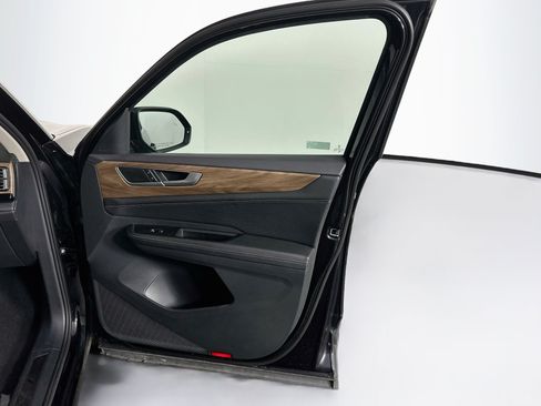 Used 2025 Volkswagen Atlas SE FWD image 34