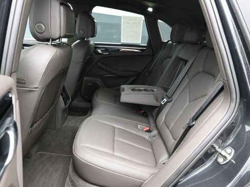 Certified 2025 Porsche Macan AWD/4WD image 17