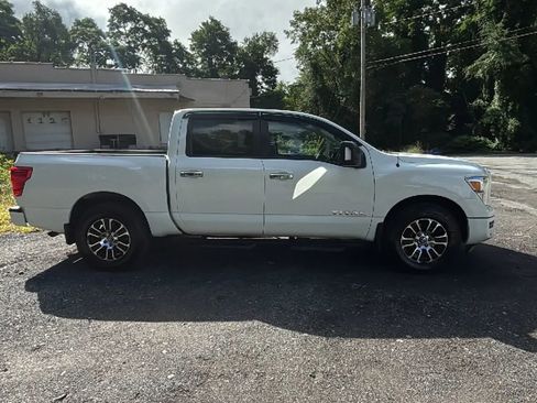 Used 2021 Nissan Titan SV w/ SV Convenience Package image 4