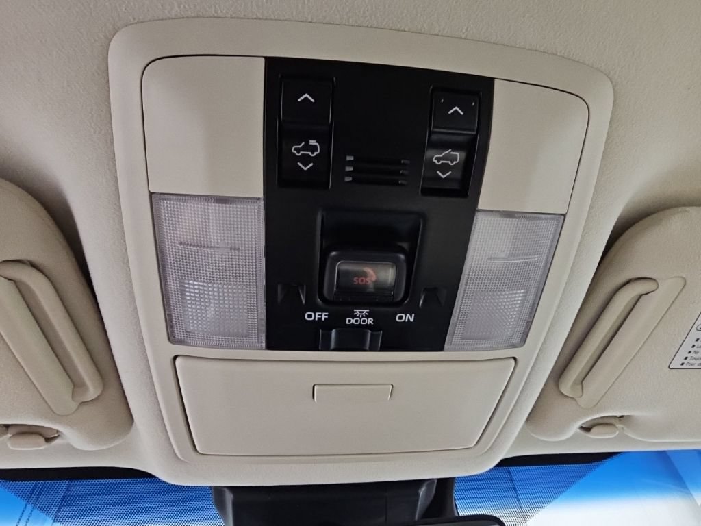 Used 2023 Lexus GX 460 Premium w/ Accessory Package AWD/4WD image 23