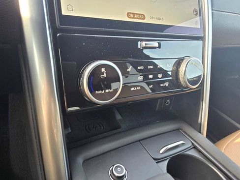 Used 2023 Land Rover Discovery Metropolitan Edition image 31