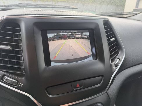 Used 2019 Jeep Cherokee Latitude Plus w/ Cold Weather Group AWD/4WD image 18