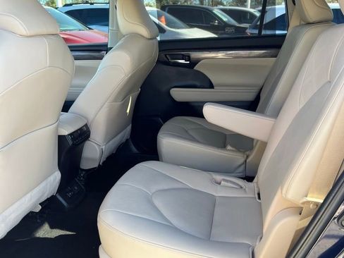 Used 2023 Toyota Highlander Platinum image 19