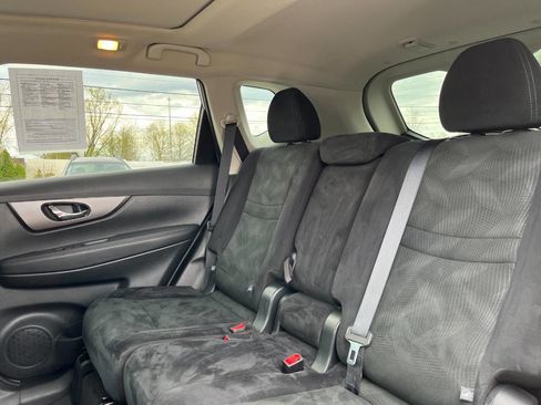 Used 2016 Nissan Rogue SV w/ SV Moonroof Package image 18