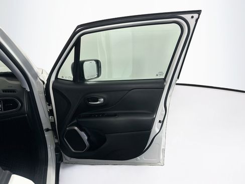 Used 2023 Jeep Renegade Latitude AWD/4WD image 33