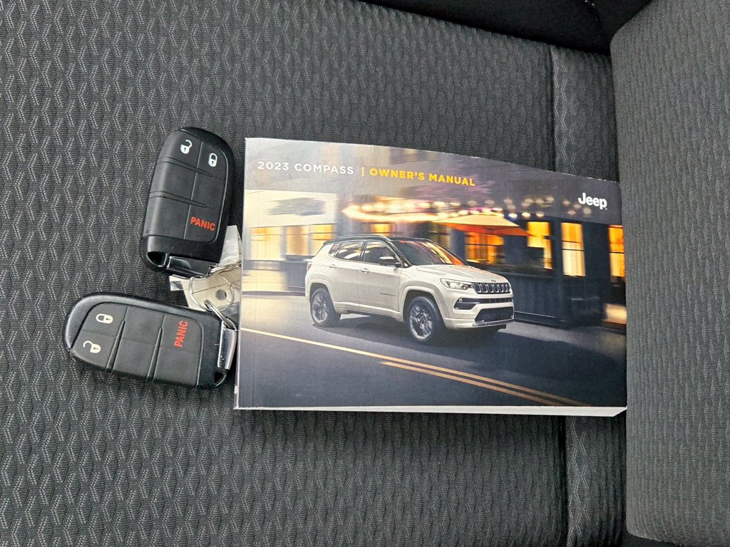 Used 2023 Jeep Compass Latitude w/ Mopar Graphics Package AWD/4WD image 11