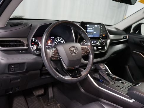 Used 2021 Toyota Highlander XLE image 7