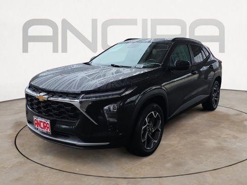 Used 2025 Chevrolet Trax LT w/ LT Convenience Package image 4