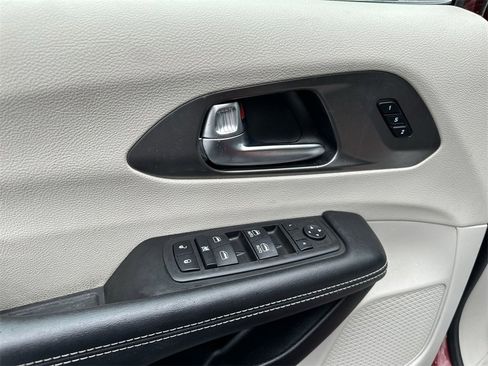 Used 2023 Chrysler Pacifica Touring-L image 13