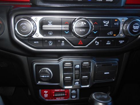 Used 2022 Jeep Wrangler Unlimited Rubicon w/ LED Lighting Group AWD/4WD image 15
