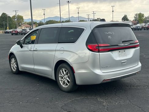 Used 2024 Chrysler Pacifica Touring-L FWD image 5