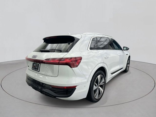 Certified 2024 Audi Q8 e-tron Premium Plus w/ Premium Plus Package AWD/4WD image 4