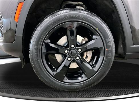 Used 2023 Jeep Grand Cherokee Altitude AWD/4WD image 29