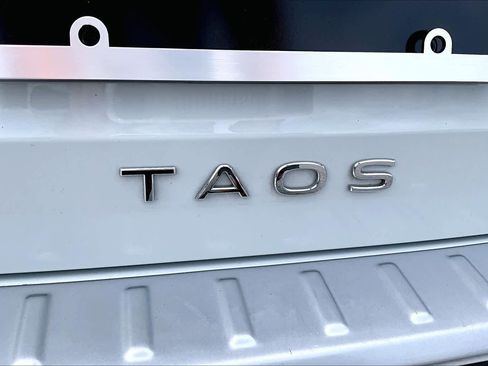 Used 2023 Volkswagen Taos SE w/ Panoramic Sunroof Package FWD image 31
