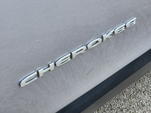 Used 2019 Jeep Cherokee Latitude w/ Popular Appearance Group FWD image 27