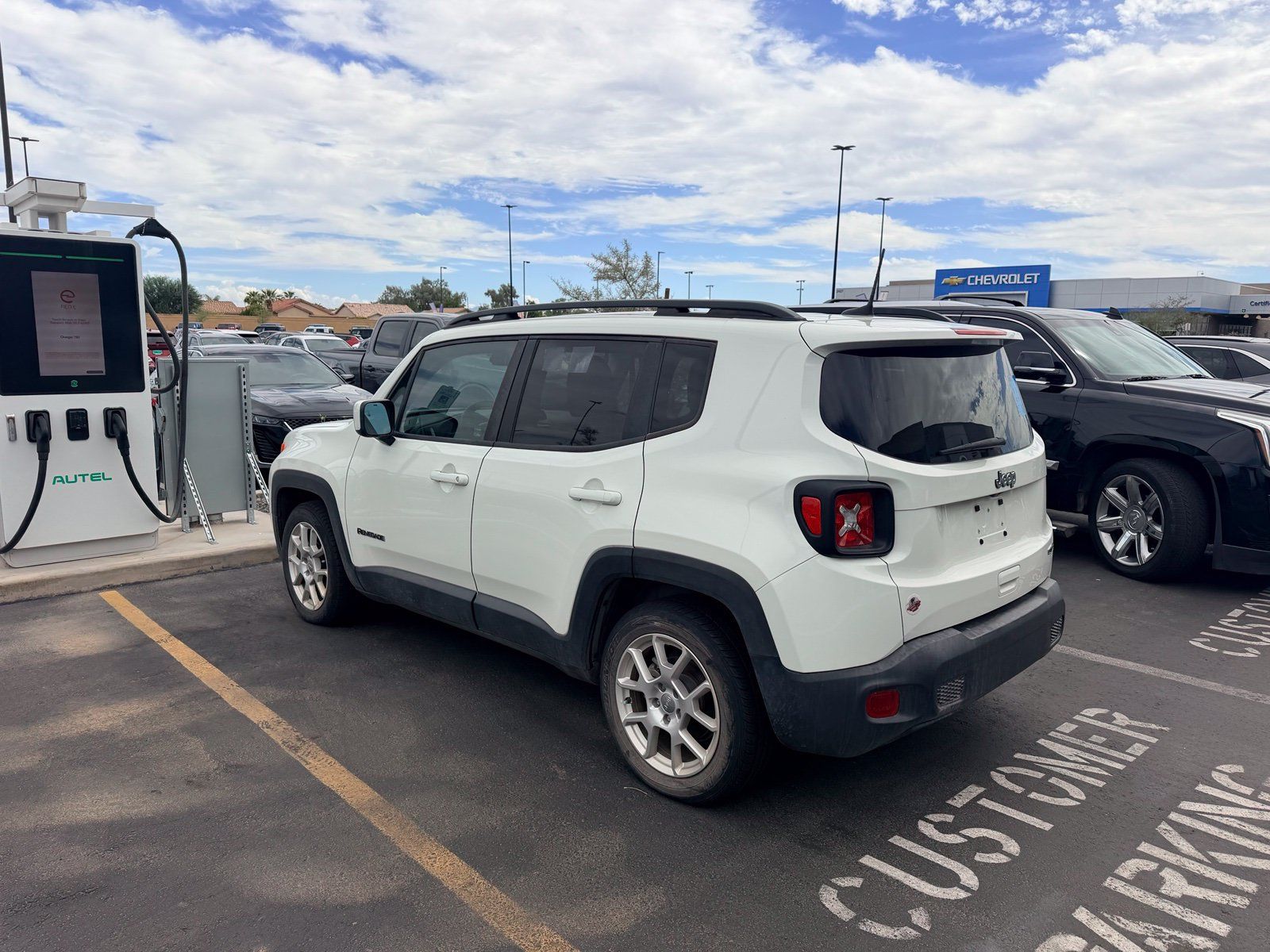 Used 2019 Jeep Renegade Latitude w/ UConnect 8.4 Nav Group FWD image 2