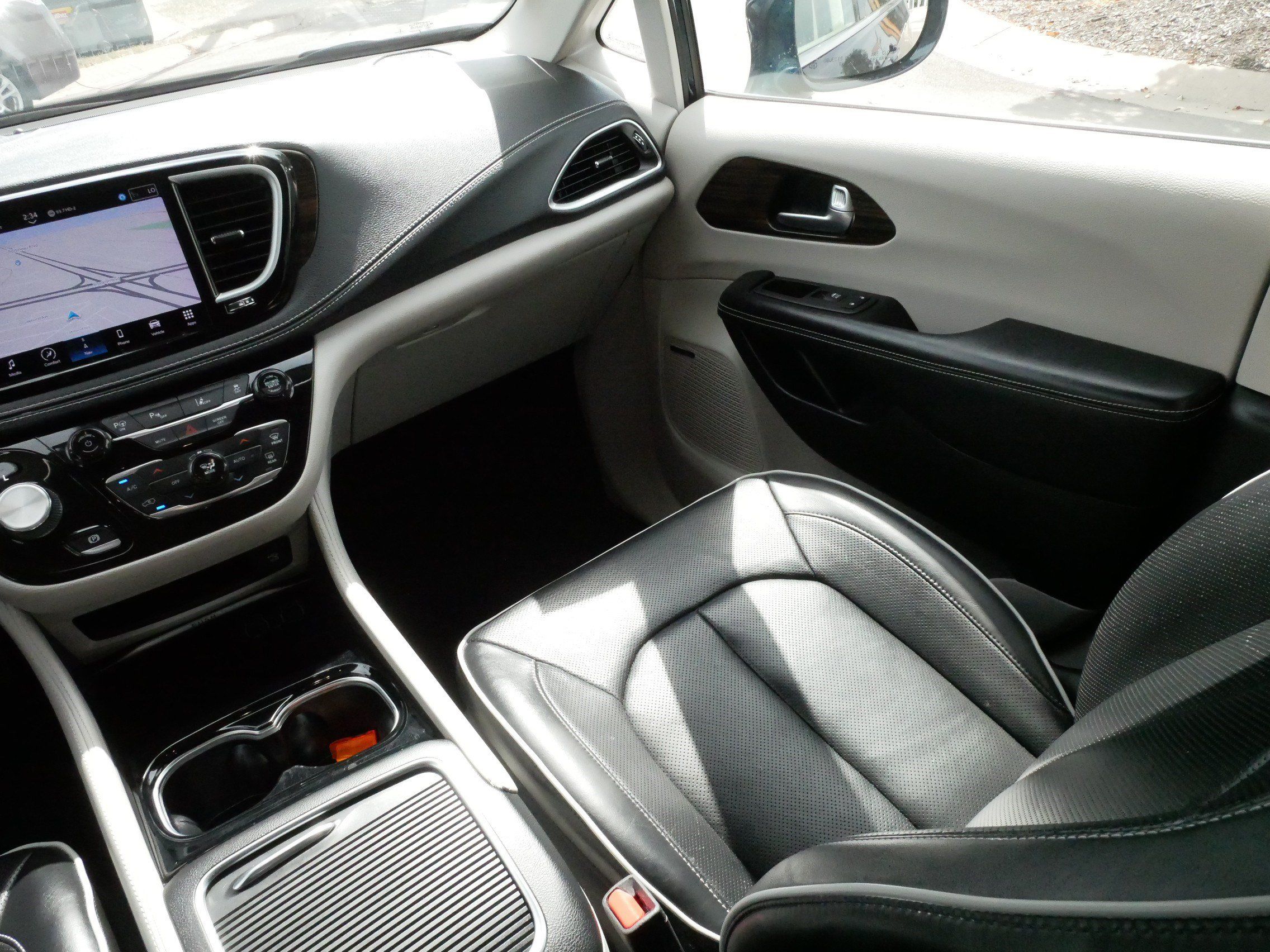 Used 2022 Chrysler Pacifica Limited w/ Uconnect Theater Family Group FWD image 11