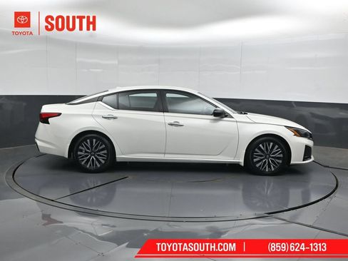 Used 2024 Nissan Altima 2.5 SV FWD image 3