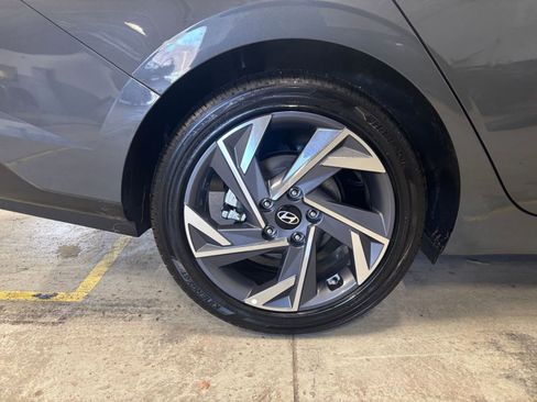 Used 2025 Hyundai Elantra Limited image 32