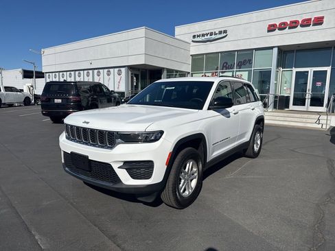 Certified 2024 Jeep Grand Cherokee Laredo w/ Luxury Tech Group I image 3