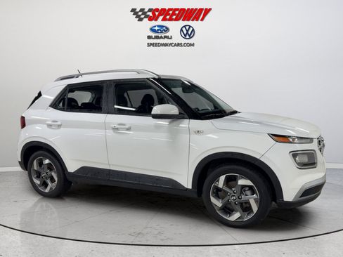 Used 2025 Hyundai Venue SEL FWD image 3