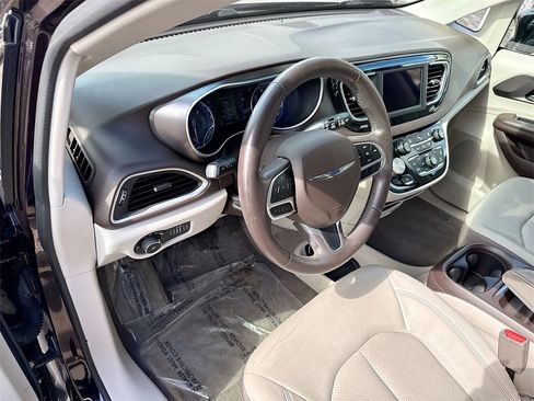 Used 2018 Chrysler Pacifica Touring-L image 10