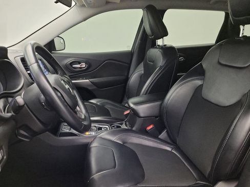 Used 2019 Jeep Cherokee Latitude Plus FWD image 17