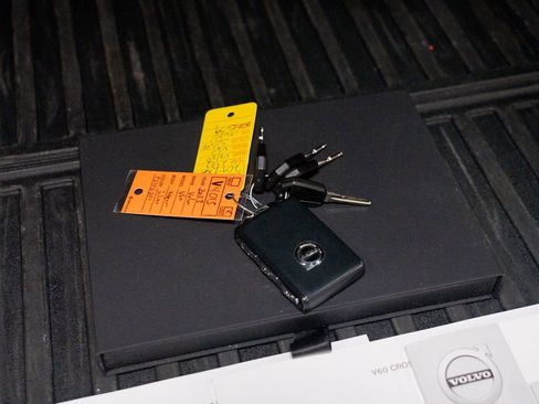 Used 2023 Volvo V60 B5 Cross Country Ultimate w/ Climate Package image 54