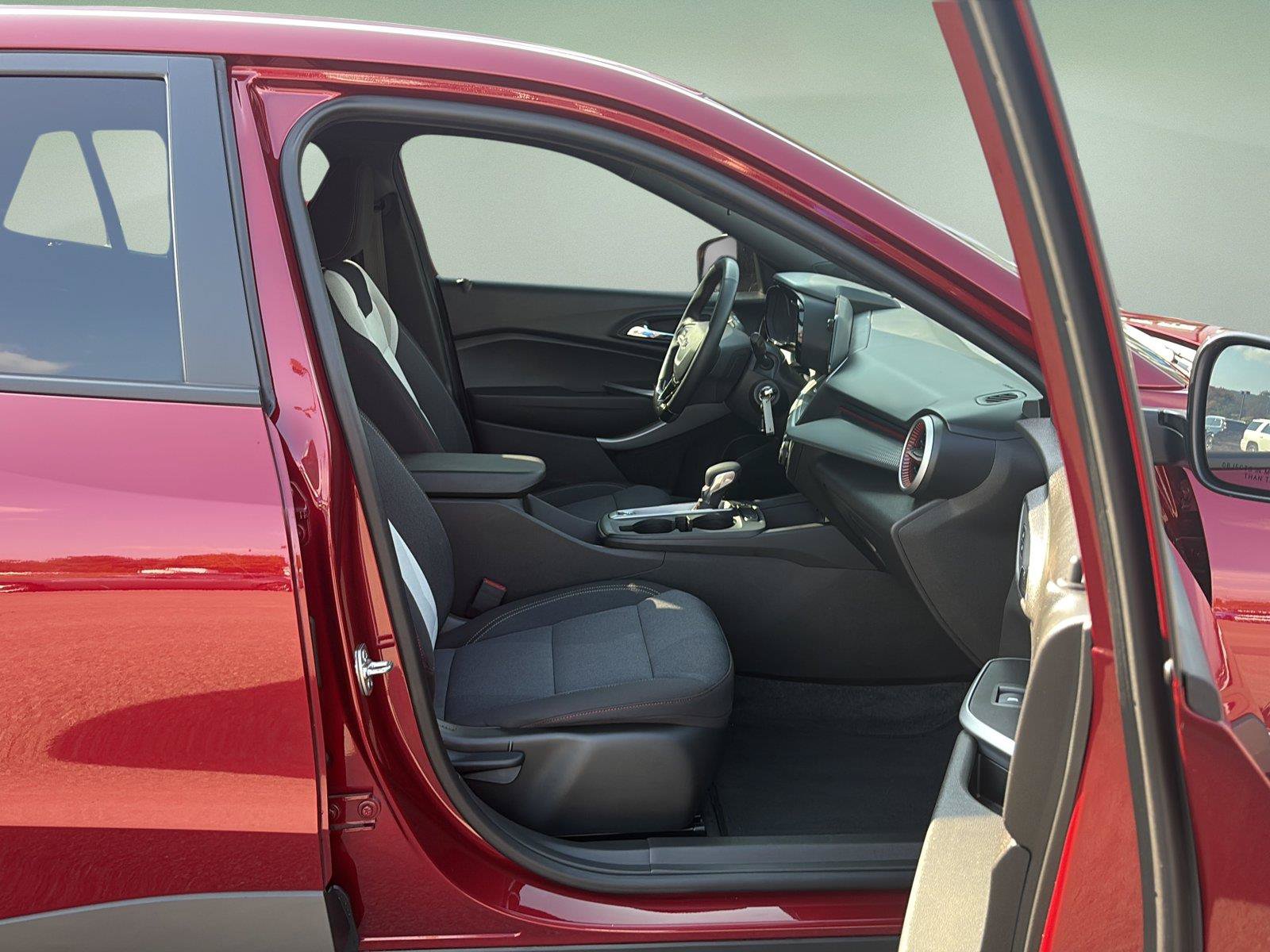Used 2025 Chevrolet Trax RS FWD image 14