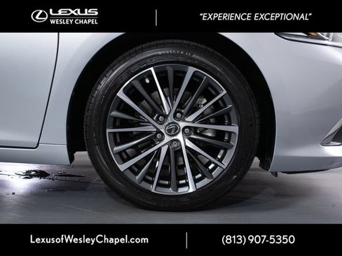 Used 2023 Lexus ES 300h w/ Premium Package FWD image 3