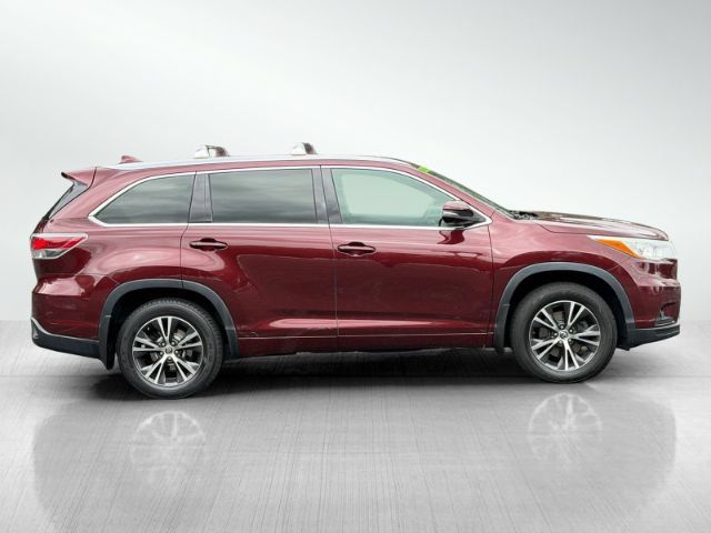 Used 2016 Toyota Highlander XLE AWD/4WD image 2