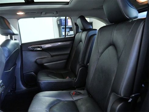 Used 2020 Toyota Highlander Platinum image 14