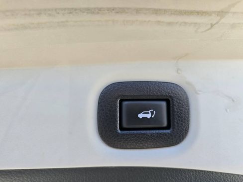 Used 2018 Nissan Rogue SV AWD/4WD image 25